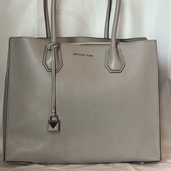 Michael Kors Handbags - Micheal Kors Purse